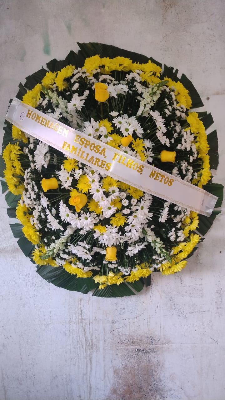 coroa de flores fúnebre redonda com crisântemos amarelos e brancos e rosas amarelas, com faixa dourada de home